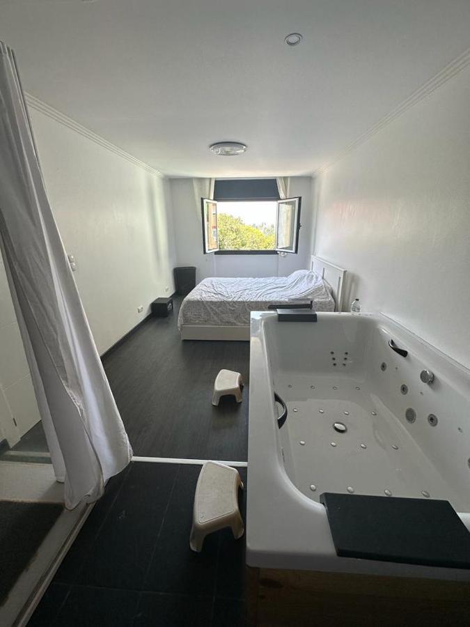 Apartamento Com 3 Quartos E Jacuzzi Em Um Dos Quartos * Lissabon