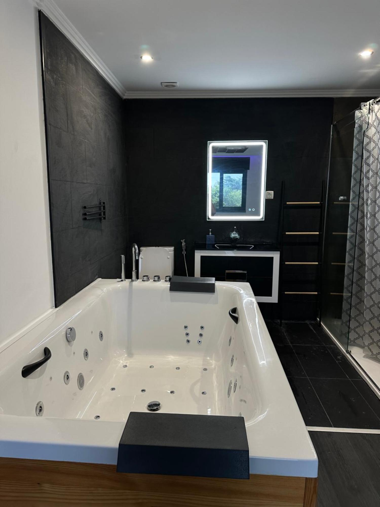 Compartilhado Sendo E Jacuzzi Privada Lissabon